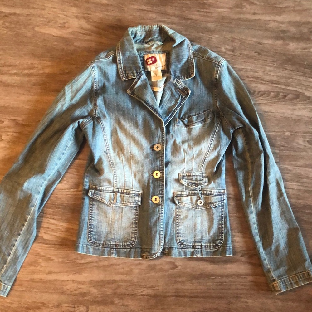 Fitted jean jacket.